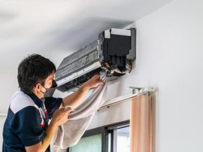 repairman-washing-dirty-compartments-air-conditioner-male-technician-cleaning-air-conditioner-indoors-maintenance-and-repairing-concepts-photo